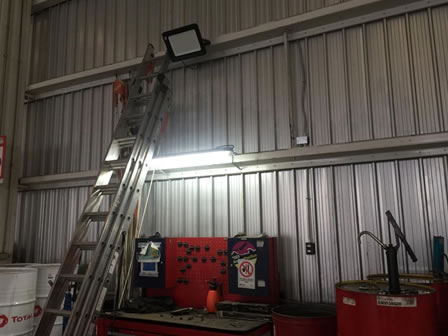 Instalación de focos LED para puestos de trabajo de mecánicos, en SALFA Ruta 68.
