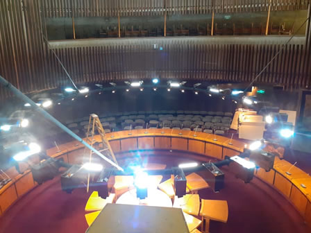 Cambio luminarias antiguas a tecnología LED (Philips) en salón Raúl Prebisch en recinto de Naciones Unidas (ONU)