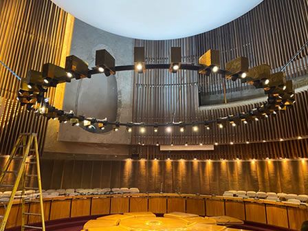 Cambio luminarias antiguas a tecnología LED (Philips) en salón Raúl Prebisch en recinto de Naciones Unidas (ONU)